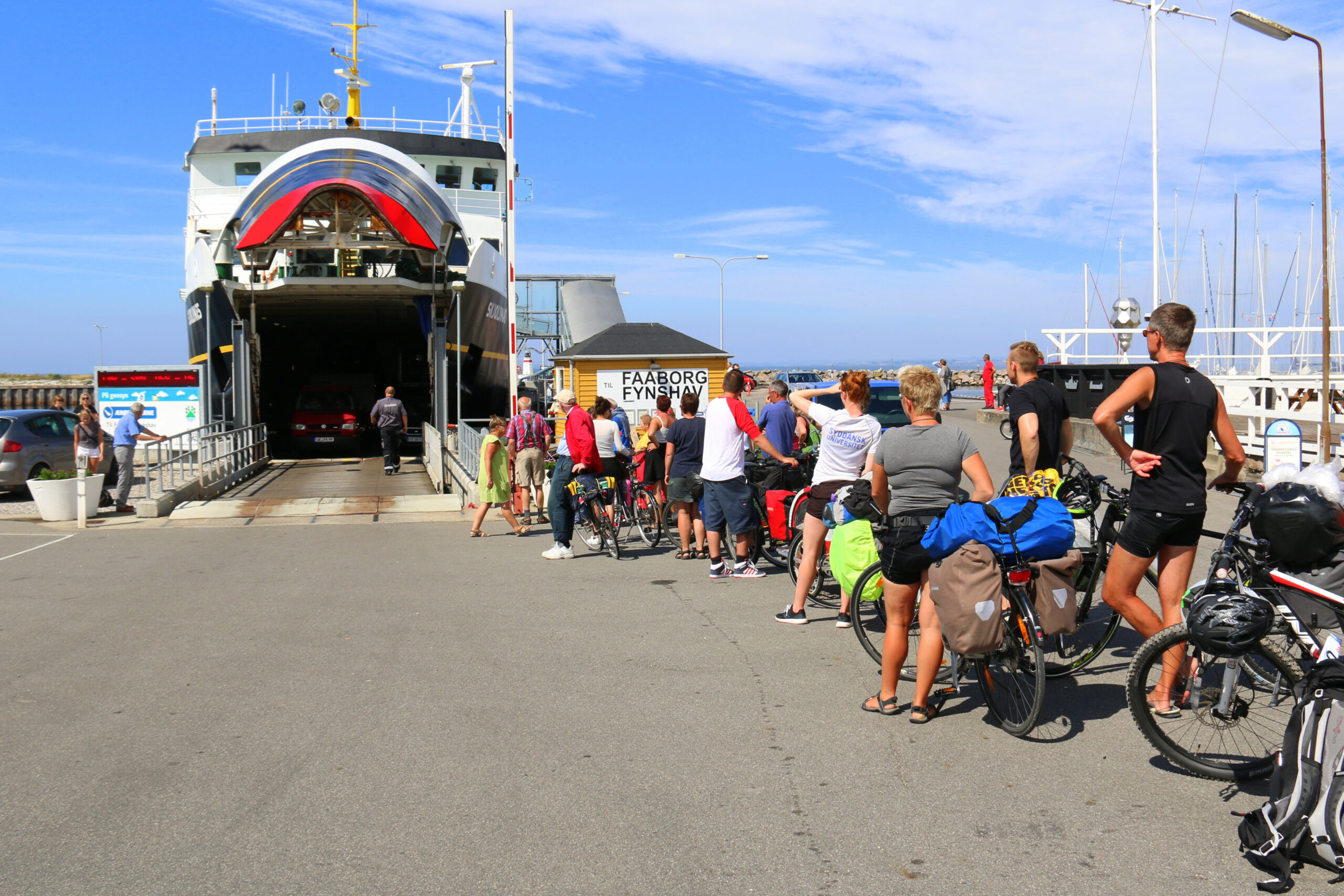 Lokale og turister venter på Ærøfærgen